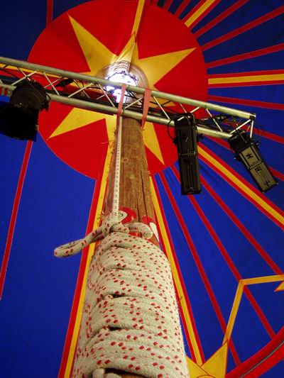 Detail Mast (daran Traverse mit Scheinwerfern) angehimmelt in die Spitze mit gelbem Stern auf Rot