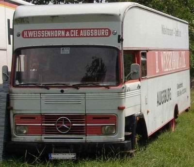zweiter Mbelwagen mausgrau und rot, Aufschrift: H. Weissenhorn & Cie. Augsburg, schrge Totale