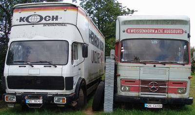 zwei klassische Mbelwagen frontal