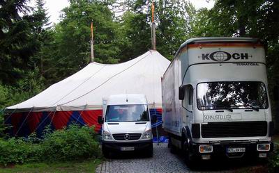 Mbelwagen vorm Zirkuszelt