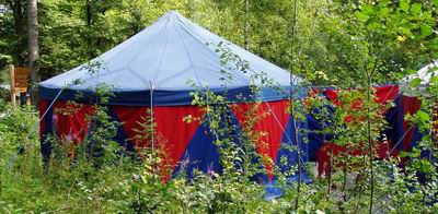 blaues Vorzelt im Wald, Rondell blau/rot Trommelmuster